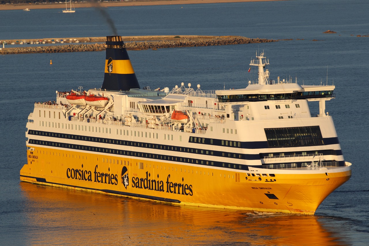 M/F Mega Smeralda